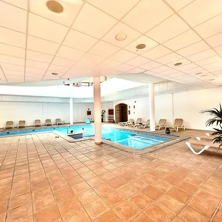 Family Apartment, Close To The Sea, Wifi, Heated Pool דירה