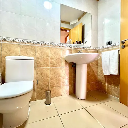 Family Apartment, Close To The Sea, Wifi, Heated Pool דירה *