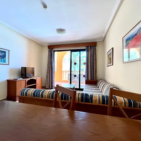 Family Apartment, Close To The Sea, Wifi, Heated Pool דירה